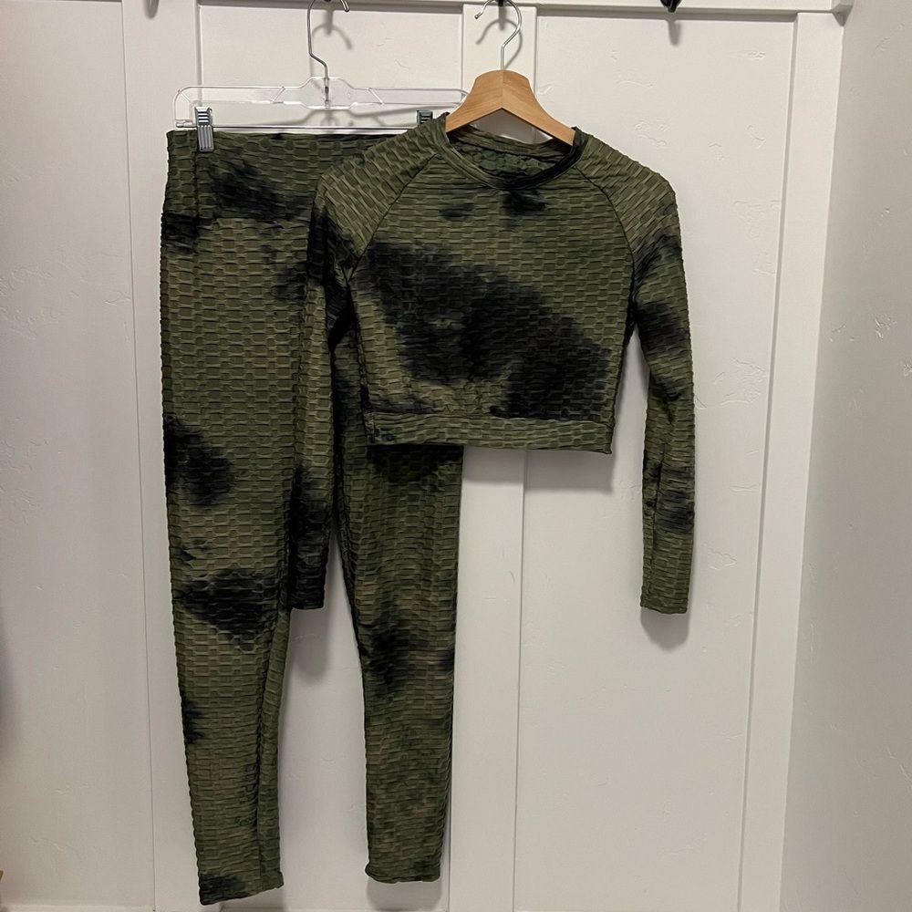 Textured Green Print Women’s High Waist Yoga Leggings and Athletic Top / SET